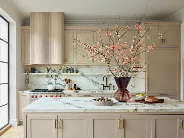 Kremowa kuchnia: jakie uchwyty? Kolor, styl, praktyczne porady