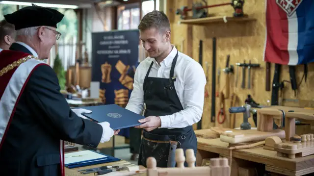 Dekarz: Co robi, ile zarabia i czy to zawód z przyszłością?