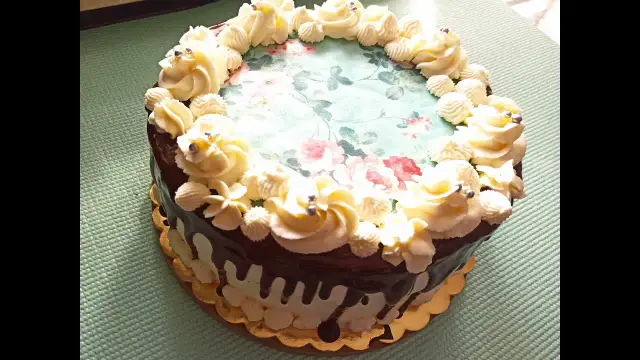 Czy można położyć opłatek na tort dzień wcześniej bez ryzyka?