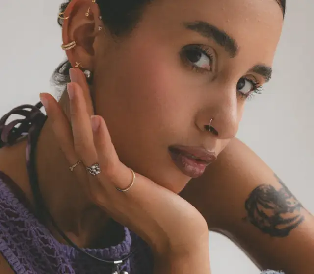 Jaki kolczyk do nosa wybrać, aby uniknąć podrażnień i bólu?