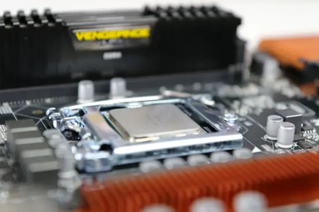 Procesor Intel Core i5-6500 zamontowany w gnieździe LGA1151 na płycie głównej. W tle widać moduł pamięci RAM Corsair Vengeance.