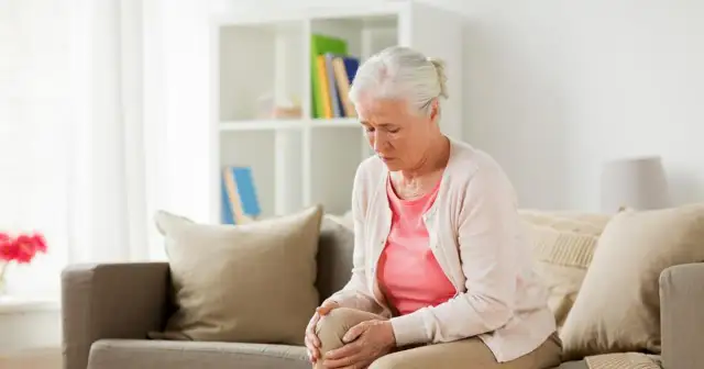 Ból kolana: kto Ci pomoże? Lekarz rodzinny, ortopeda, SOR przewodnik