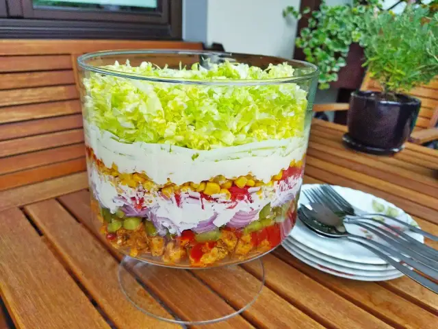 Sałatka gyros: Klasyczny przepis krok po kroku + Sekrety idealnych warstw