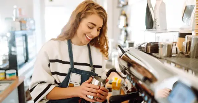 Jak spienić mleko roślinne: proste metody na idealną piankę