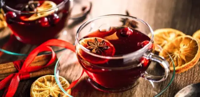 Gorące napoje z alkoholem: Poznaj wyjątkowe nazwy herbat z duszką