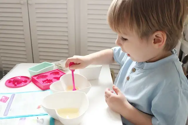 Jak zrobić mydełko z dzieckiem - bezpieczeństwo, przepisy i kreatywne dodatki