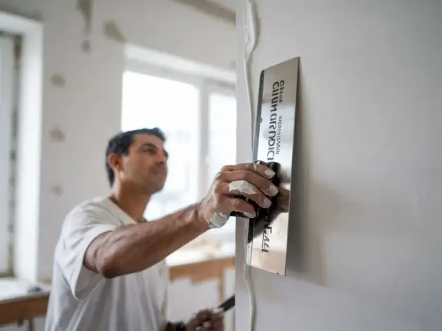 Jak wygładzić ściany bez gładzi: 5 skutecznych metod domowych