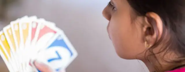 Jak się gra w UNO? Poznaj zasady i sprawdź strategie wygranej