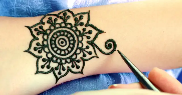 Cena tatuażu z henny: Ile zapłacisz i jak uniknąć "czarnej"?