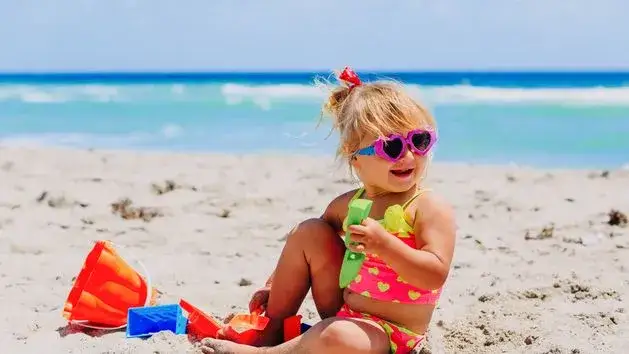 Jak biura podróży liczą wiek dziecka i co to oznacza dla ceny?