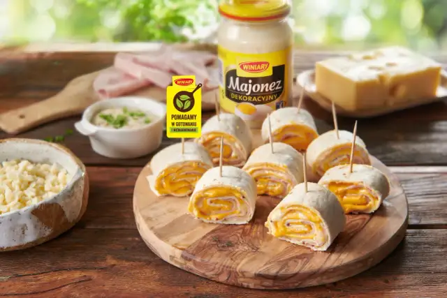 Rolled tortillas z serem i szynką, wyglądające jak rollsy jak z Pizza Hut. Obok słoik majonezu i ser.