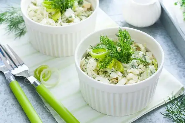 Jak zmiękczyć pora do sałatki? 4 metody na idealny smak!