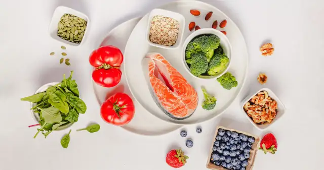 Łosoś, brokuły, jagody, orzechy i pomidory – idealne składniki, by dowiedzieć się, co jeść na stawy.