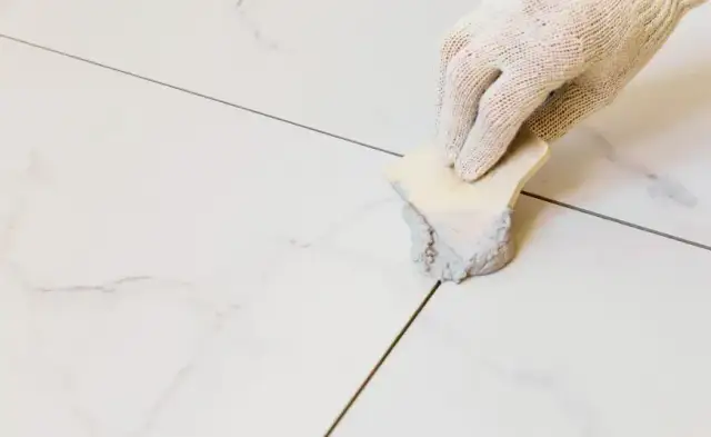 Jak usunąć starą fugę z płytek szybko i bezpiecznie - poradnik krok po kroku