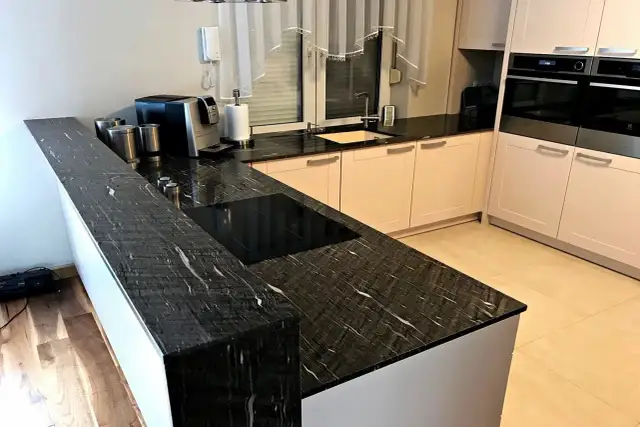 Czym czyścić granit w kuchni, aby uniknąć uszkodzeń i plam