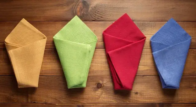 Jak nakryć do stołu serwetki, by zachwycić gości i stworzyć klimat