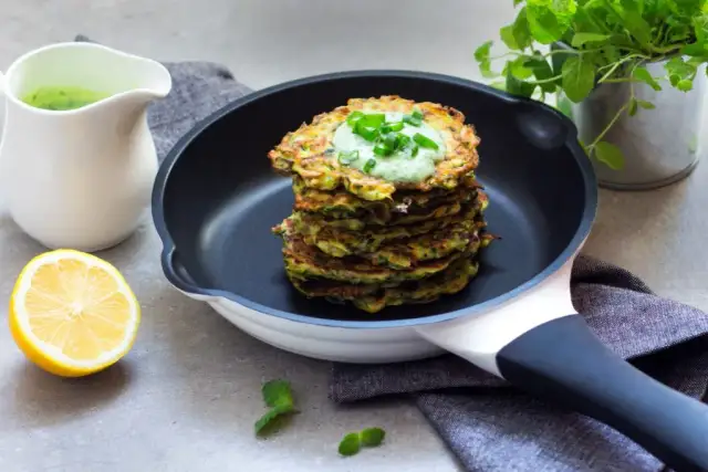 Jaki sos do placków z cukinii? Odkryj najlepsze smaki i przepisy