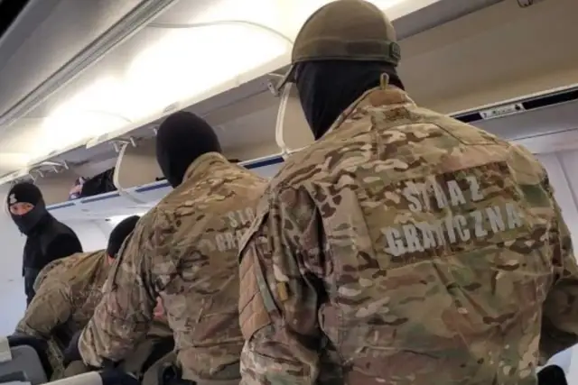 Funkcjonariusze Straży Granicznej w kamuflażu, w kominiarkach, wchodzą na pokład samolotu. To pokazuje, kiedy straż graniczna może zatrzymać na lotnisku.