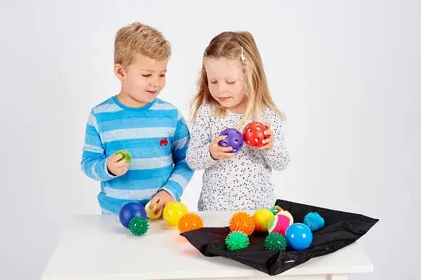 Jak używać piłek sensorycznych, aby poprawić zabawę i terapię