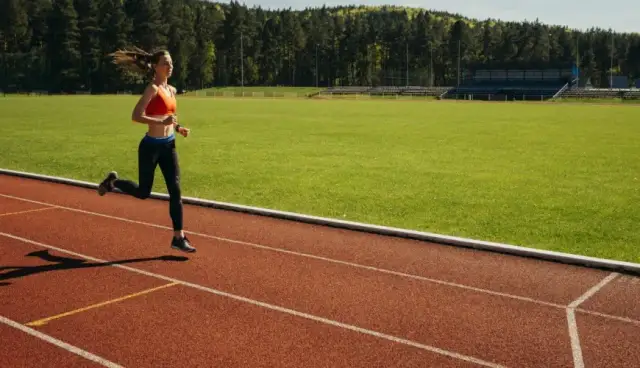 Bieganie na stadionie: Jak trenować mądrze i bić życiówki?