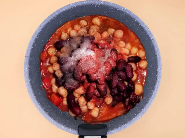 Najlepsze chili con carne bez mięsa: przepis na wegetariańską ucztę