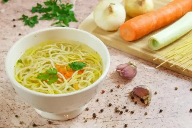 Ile kalorii ma rosół z makaronem? Odkryj sekrety wersji light!