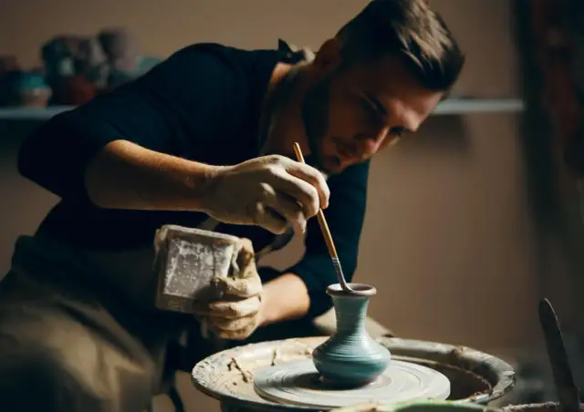 Ceramika Kraków: Od 150 zł! Jak wybrać idealne warsztaty?