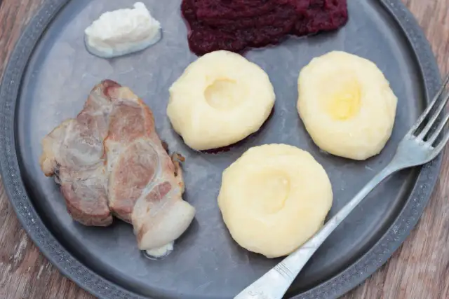 Jajko do klusek śląskich: sekret czy zbędny dodatek?