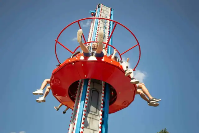 Najlepsze atrakcje w wesołym miasteczku, które musisz poznać