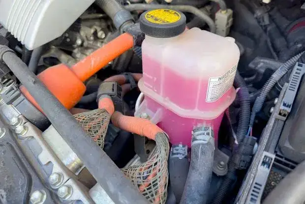 Czy można mieszać płyn do chłodnicy? Sprawdź, co może się stać
