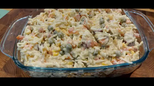 Jak zrobić sałatkę z makaronu ryżowego – prosta i smaczna receptura