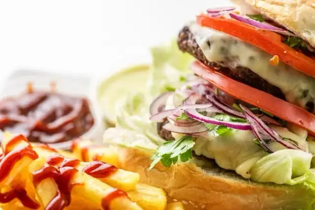 Co zjeść w Katowicach? Odkryj najlepsze lokalne specjały i restauracje