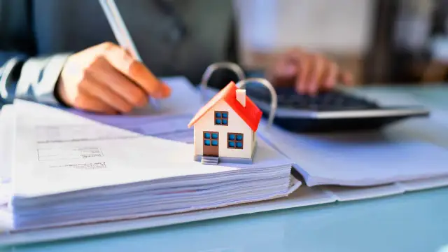 Jak sprzedać działkę u notariusza? Dokumenty, koszty, PIT i zmiany 2025