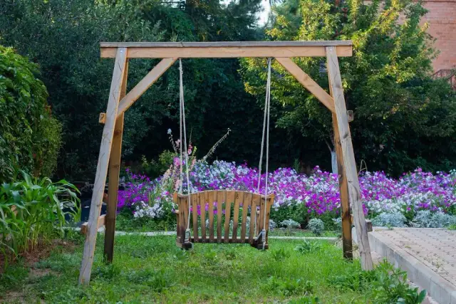 Jakie drewno na huśtawkę ogrodową? Wybierz najlepsze materiały na trwałość