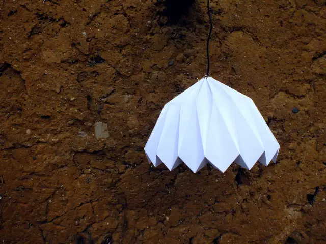 Biały abażur origami, jak zrobić taki piękny klosz? Prosty projekt DIY na lampę.