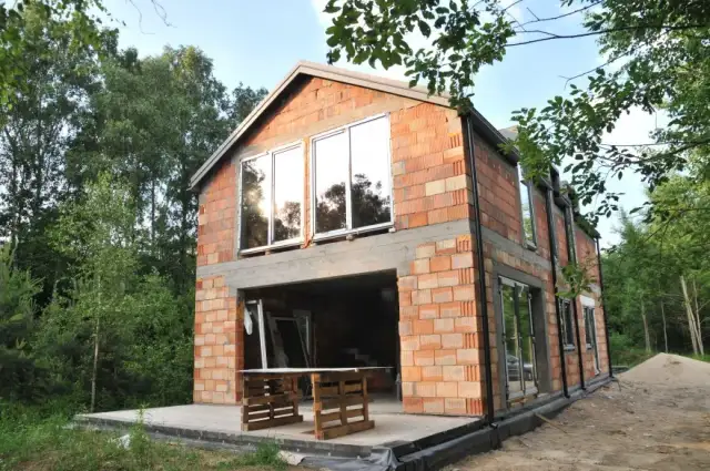 Czy można wybudować dom na działce rolnej? Oto kluczowe informacje