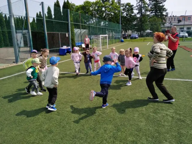 Spódnica dla dziewczynki: księżniczka czy plac zabaw? Wybierz mądrze!