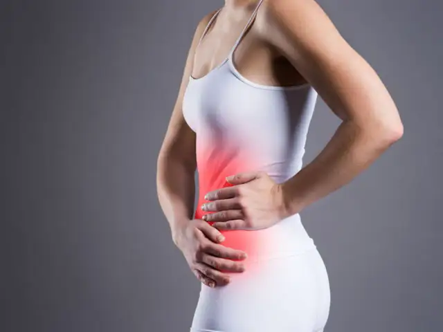 Ból w prawym boku po jedzeniu: Co oznacza i kiedy do lekarza?