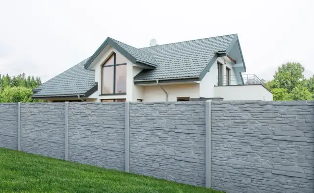 Ile kosztuje przęsło płotu betonowego? Ceny, które Cię zaskoczą