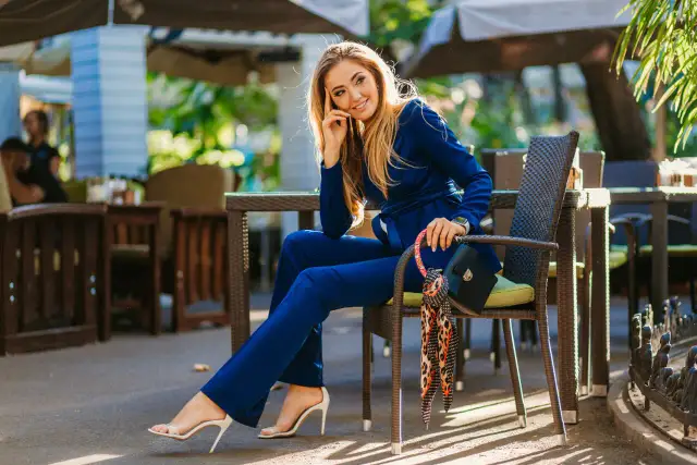 Jakie buty do niebieskiego kombinezonu, aby wyglądać stylowo i modnie?