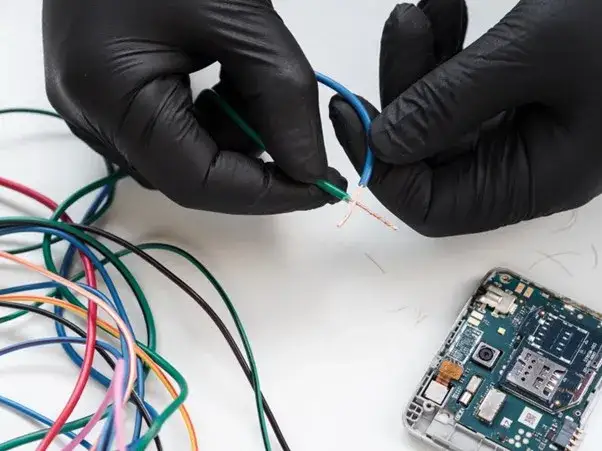 Jak łączyć kable elektryczne? Bezpieczny poradnik dla amatorów