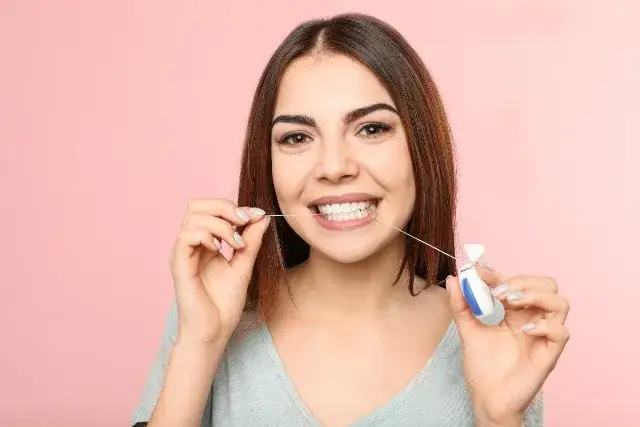 Jak często nitkować zęby? Ekspert radzi - codzienna higiena