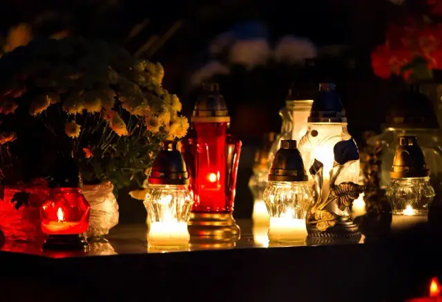 Jakie modlitwy przy trumnie zmarłego przynoszą ukojenie bliskim?