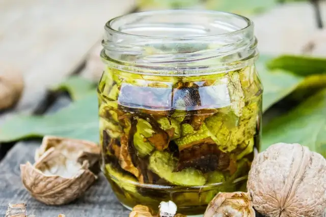 Nalewka orzechowa: na co pomaga? Zastosowanie i dawkowanie