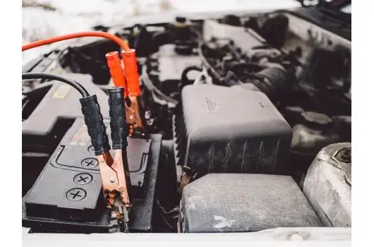 Jak podłączyć kable rozruchowe i uniknąć problemów z akumulatorem