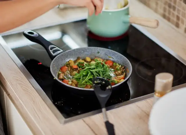 Ile prądu zużywa indukcja? Niskie koszty i darmowe gotowanie z PV.