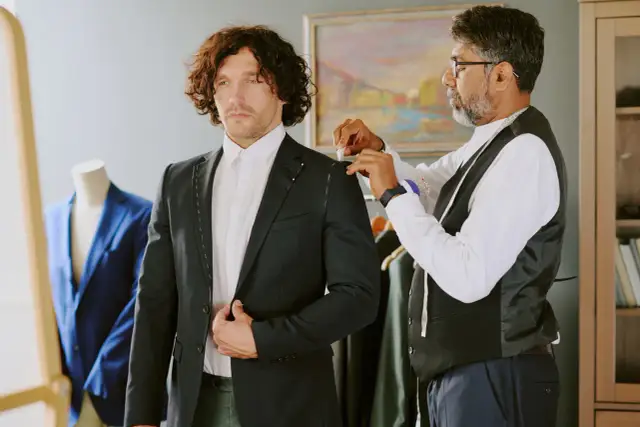 Jak nosić garnitur męski? Trendy 2026 i idealne stylizacje