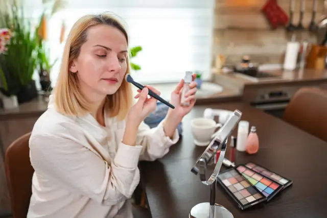 Jak zrobić perfekcyjny makijaż dzienny, aby wyglądać świeżo i naturalnie