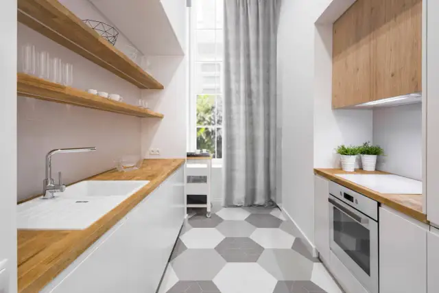 Wąska kuchnia w bloku: Jak optycznie powiększyć i funkcjonalnie urządzić?