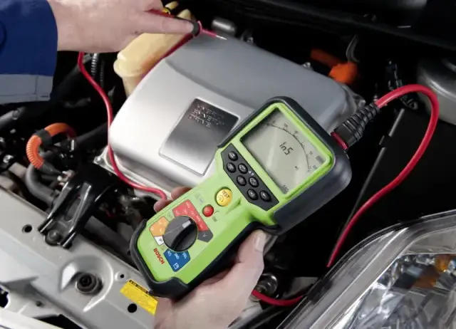 Ile prądu pobiera samochód na postoju? Sprawdź, jak uniknąć problemów z akumulatorem